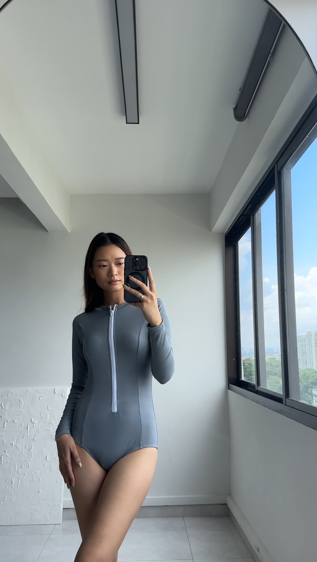 Robyn rashguard in Earl grey crinkle - Image 2
